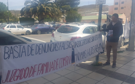 Padres reclaman en el Juzgado de Familia por denuncias falsas y obstrucción en el vínculo con los hijos