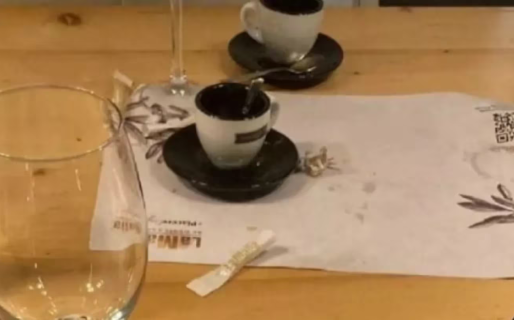 Fue a limpiar una mesa del restaurante, le dejaron una desagradable “propina”