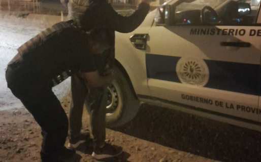 Estaba prófugo y lo detuvieron caminando por Km 12