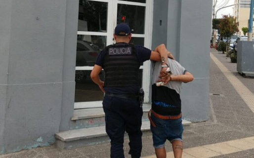 Dos jóvenes rompieron un cristal en un auto para intentar robarlo