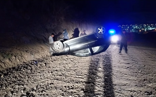Un joven manejaba alcoholizado y terminó volcando en el camino alternativo Saavedra