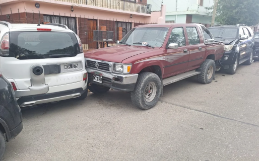 Conducía alcoholizado y terminó estrellándose contra varios vehículos estacionados