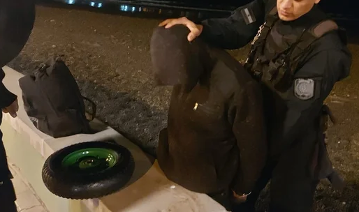 Un hombre fue detenido en la costanera tras ser sorprendido robando herramientas