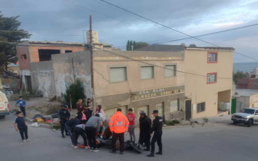 Motociclista lesionado luego de ser impactado por una Hilux