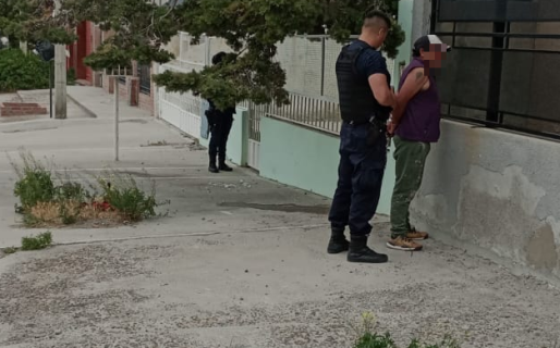 Intentó robar dos whiskys, amenazó de muerte a un sujeto y le dieron una paliza