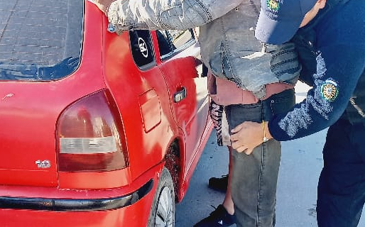 Circulaba realizando maniobras peligrosas, borracho y sin papeles