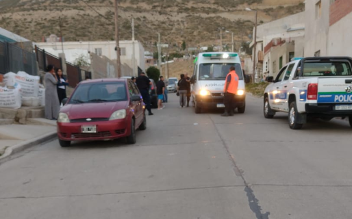 Un menor se arrojó por una bajada en bici y chocó contra un auto