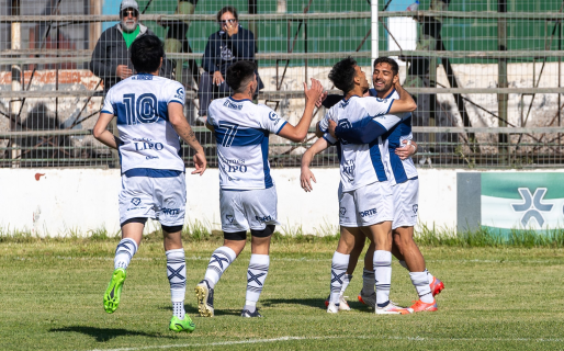 Newbery se llevó un triunfazo de Km8 y se cortó en la punta