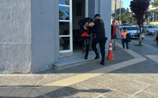 Quiso robar un perfume en una farmacia y fue descubierto por una agente