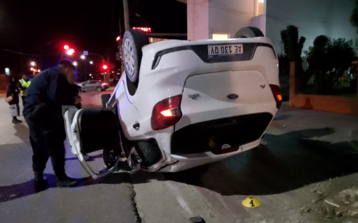 Violento accidente vehicular en Av. Hipólito Yrigoyen y Alsina