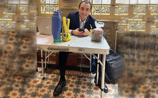 Como no le asignaron un despacho, un senador de Santa Cruz se instaló en un pasillo