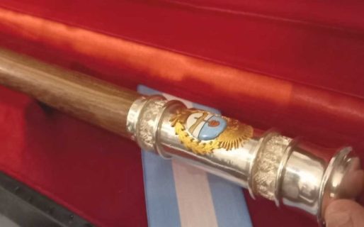 Más de cuatro millones de personas colaboraron en el armado del nuevo bastón presidencial