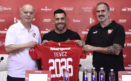 Carlos Tevez renovó con Independiente y será DT hasta 2026
