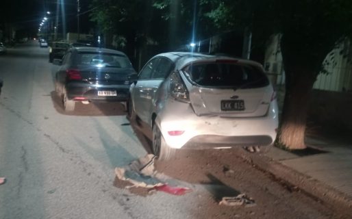 Conductor despistó y colisionó contra vehículos estacionados