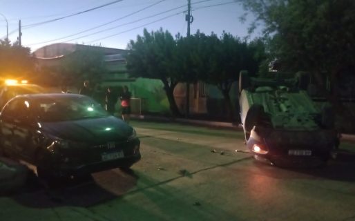 jóven alcoholizado chocó un vehículo estacionado y volcó