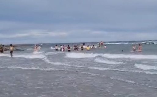 Gran rescate en la playa de Los Límites: Los guardavidas fueron arrastrados por la corriente