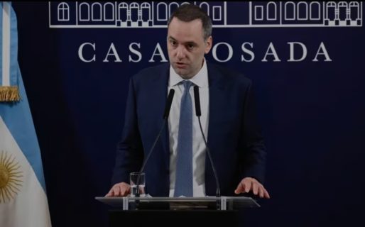 El Gobierno anunció una fuerte reducción de cargos políticos y la suspensión de la pauta oficial por un año