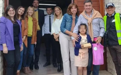 Un juez se disfrazó de cartero para confirmarle a una nena que había sido adoptada