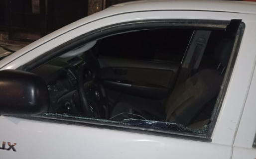 Detienen a una mujer por destruir el vidrio de una camioneta