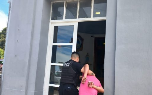 No quiso comprarle medias y lo amenazó con un cuchillo