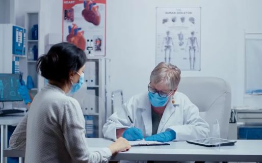 Un abogado presentó un amparo contra la desregulación de las prepagas que plantea el DNU de Milei