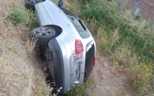 Un auto cayó en el canal pluvial y no encontraron al conductor