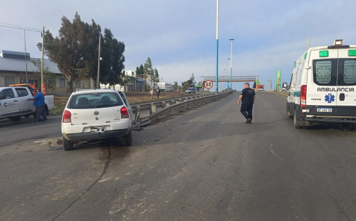 Una camioneta cruzó en rojo e hizo que otro vehículo se estrelle contra el guardarrail