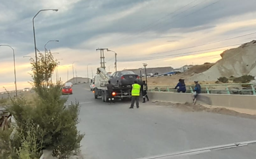 Por manejar borracho casi cae al arroyo Belgrano