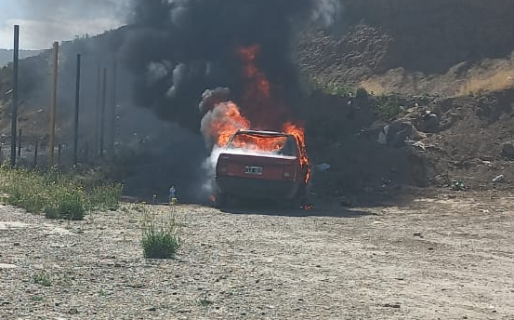 Roban un auto en el centro y lo hallan prendido fuego en una cancha de fútbol