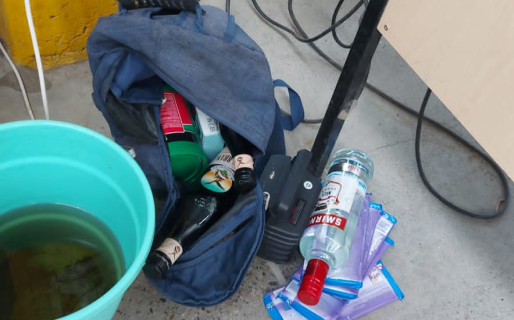 Un reconocido delincuente intentó robar alcohol junto a otra joven