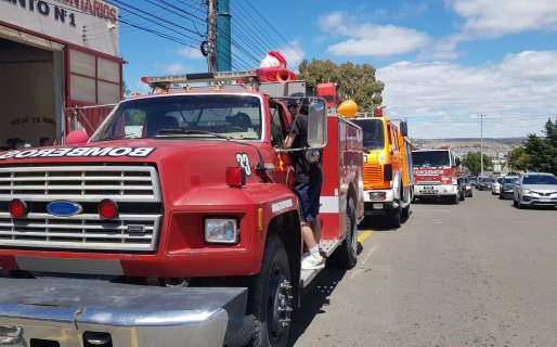 Los bomberos le salvaron la vida y él lo retribuyó siendo el Papá Noel del recorrido navideño