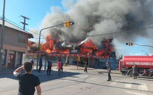 Voraz incendio en pleno centro de El Bolsón