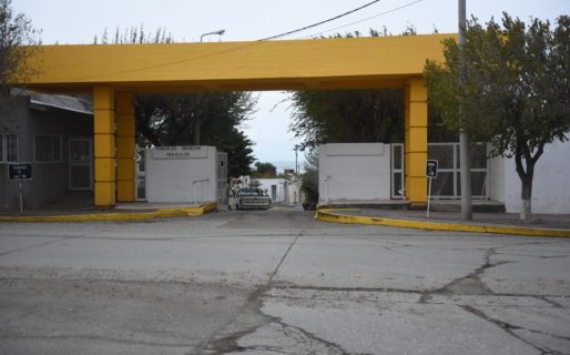 Chocó contra un árbol y terminó en la puerta del Cementerio