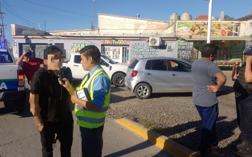 Chocó en una importante calle de Km8 y le sacaron el auto porque manejaba borracho