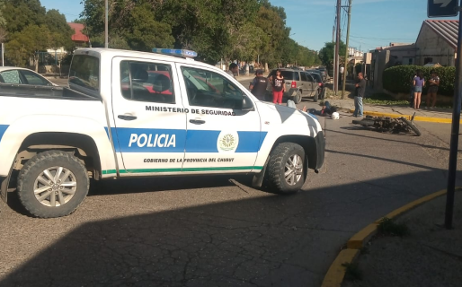 Dos jóvenes a bordo de una moto sufrieron heridas tras chocar con un auto