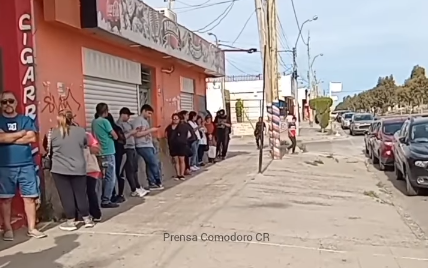 Larga fila en una carnicería comodorense para conseguir carne en oferta