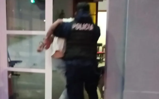 Detienen a un hombre por insultar y agredir a la Policía a la salida de un pub