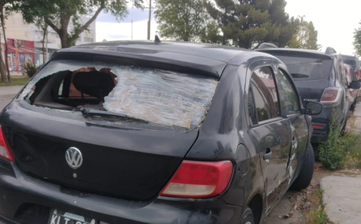 Un joven fue detenido tras dañar un vehículo en las afueras de la Comisaría Segunda