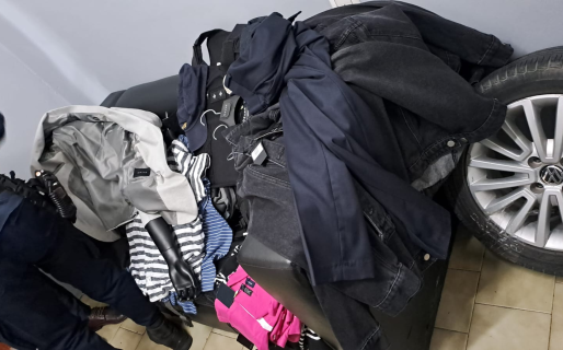 Insólito: chocó contra una tienda de ropa y decidió que era su oportunidad para robar prendas