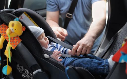Robaron un auto con un bebé de 4 meses adentro y lo abandonaron