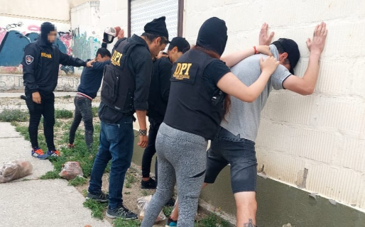 Tres sujetos fueron detenidos tras ser sorprendidos robando leña y carbón