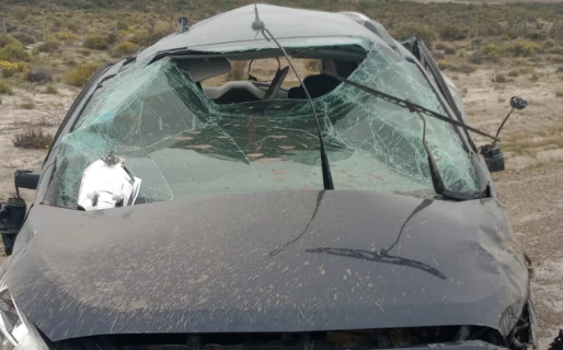 Un auto perdió el control y volcó en la Ruta 26: una familia entera resultó herida