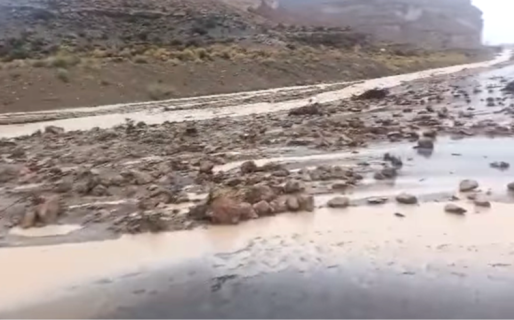 Barro y piedras en la Ruta 25 por el temporal de lluvia entre Los Altares y Paso de Indios