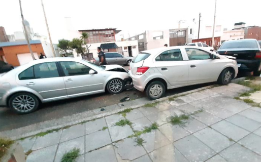Un conductor borracho colisionó contra varios autos estacionados
