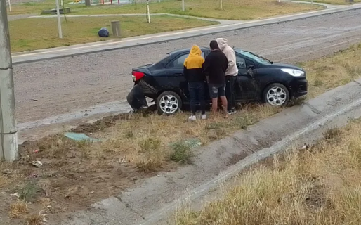 Un vehículo volcó producto de la lluvia en el Camino Roque González: no hubo heridos