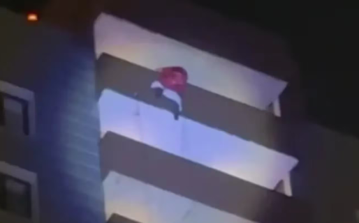 Un Papá Noel murió al caer de un piso 25 y la fiesta siguió: “Creíamos que era un muñeco”