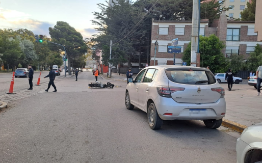 El choque entre un auto y una moto dejó a una persona herida