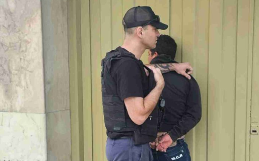 Intentó robar cinco remeras en una tienda y lo atraparon