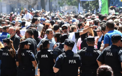 Insólito requisito para reuniones en espacio público: si son más de tres personas deberán pedir permiso