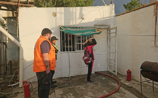 Vió que la casa de su vecina se incendiaba y rescató a dos perros de las llamas